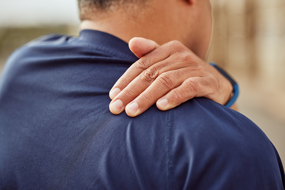 Shoulder pain at night: 6 possible causes